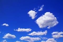 Wolken vor blauem Himmel