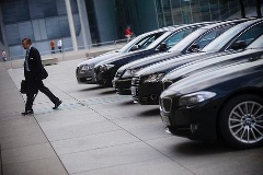 Dienstwagen vor dem Reichstag