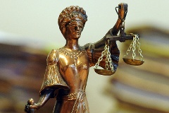 goldfarbene Justitia-Figur