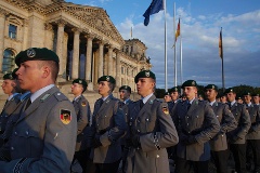 Bundeswehrsoldaten marschieren vor dem Reichstagsgebäude.