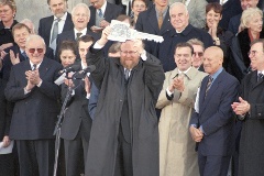 Bundestagspräsident Wolfgang Thierse (Mitte) bei der Schlüsselübergabe zur Eröffnung des Reichstagsgebäudes am 19. April 1999.