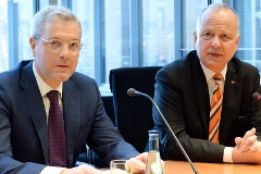 Der Vorsitzende des Auswärtigen Ausschusses Norbert Röttgen (CDU) und der Vorsitzende des Unterausschusses Abrüstung, Rüstungskontrolle und Nichtverbreitung Robert Hochbaum (CDU/CSU) in der konstituierenden Sitzung