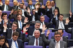 Abstimmung der Abgeordneten mit Handzeichen im Plenum.