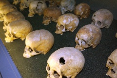 Totenschädel von Opfern des Völkermordes in Ruanda