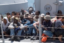Gerettete Flüchtlinge auf einem Boot vor Sizilien.