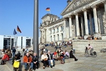 Das Reichstagsgebäude lockt im Sommer Tausende Besucher an.