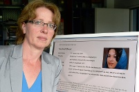 Tabea Rößner sitz neben einem Computerbildschirm