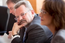 Franz Thönnes (Mitte) während einer Sitzung des Auswärtigen Ausschusses