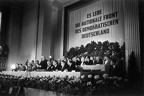 Wilhelm Pieck, erster Präsident der DDR, verliest bei der Feierstunde der Provisorischen Volkskammer zur Gründung der DDR das Manifest der Nationalen Front, Foto, 7. Oktober 1949
