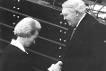 Alterspräsident Ludwig Erhard von der CDU gratuliert der neuen Bundestagpräsidentin Annemarie Renger nach ihrer Wahl am 13.12.1972 im Deutschen Bundestag in Bonn. Die SPD-Abgeordnete war mit 438 von 513 gültigen Stimmen gewählt worden.