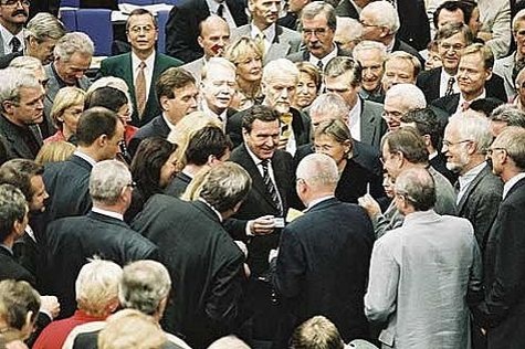 Bundeskanzler Gerhard Schröder (m) mit Stimmkärtchen bei der Abstimmung.