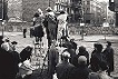 20.10.1961: West-Berliner winken in der Bernauer Straße ihren Familienangehörigen hinter der Mauer in Berlin-Ost zu. (Mauerbau)