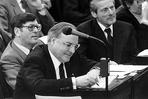 20.03.1981: Oppositionsführer Helmut Kohl (vorn) und seine Fraktionskollegen Philipp Jenninger (l) und Walther Leisler Kiep (r)