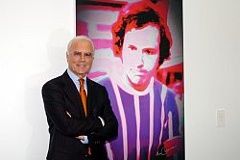 Franz Beckenbauer vor seinem Porträt