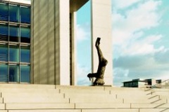 Blick auf Marino Marinis Skulptur 'Miracolo - L’idea di un’immagine' auf der Freitreppe des Marie-Elisabeth-Lüders-Hauses