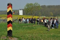 Schüler passieren einen ehemaligen Grenzpfahl