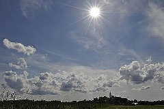 Wolken über einem Dorf