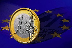 Euro-Münze auf EU-Fahne