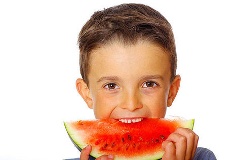 Junge ißt Wassermelone