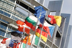 Flaggen vor Parlament in Straßburg