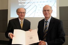 Düding (links) erhält den Wissenschaftspreis 2010.
