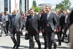 Thierse, Komorowski und Wulff auf dem Weg zur Gedenktafel