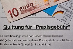 Beleg über die Zahlung der Praxisgebühr liegt unter einem Zehn-Euro-Schein und einer Versichertenkarte