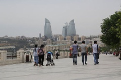 Menschen an der Uferpromenade in Baku.