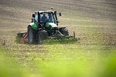 Traktor auf einem Feld.