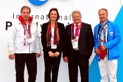 v.l.n.r.: Dr. Karl Quade (Chef de Mission der deutschen paralympischen Mannschaft), Dagmar Freitag, Bundespräsident Joachim Gauck und Friedhelm Julius Beucher (Präsident des Deutschen Behindertensportverbandes)