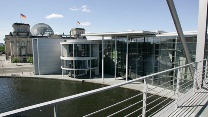 Von der Spree-Brücke hat man einen guten Blick auf das Paul-Löbe-Haus.