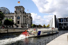 Blick auf das Reichstagsgebäude und Paul-Löbe-Haus.