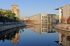 Spreebogen mit Reichstagsgebäude im Herbst