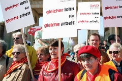 Der Bundestag debattiert über das Thema Entgeltgleichheit für Frauen und Männer.