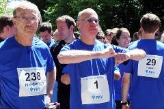 Der Abgeordnete Helmut Heiderich und Bundestagspräsident Dr. Norbert Lammert vor dem Lauf