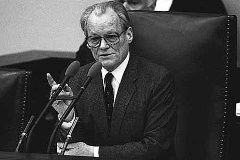 Willy Brandt eröffnet als Alterspräsident die konstituierende Sitzung des Bundestages am 29. März 1983.