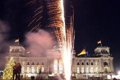 Silvesterknallerei vor dem Reichstagsgebäude