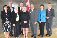 Treffen der Delegationsteilnehmer Ute Bertram, Dr. Harald Terpe, Heike Baehrens, Thomas Stritzl, Botschafterin Marie Gervais-Vidricaire, Dr. Edgar Franke, Sabine Zimmermann und Erwin Rüddel (v. l. n. r.) bei einem vorbereitenden Treffen in Berlin