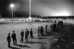DDR-Grenzer vor der Mauer: Tausende Menschen auf der Mauer am Brandenburger Tor in Berlin, aufgenommen am 11. November 1989. Die Grenzöffnung war am 09.11.1989 fast lapidar in einer Pressekonferenz der DDR-Führung verkündet worden.