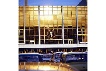Die Sonne spiegelt sich in der gelblich schimmernden Glasfassade auf der Westseite des Palast der Republik in Berlin (Ost), aufgenommen 1985. Das Haus war Sitz der Volkskammer der DDR und gleichzeitig ein großes Kultur- und Veranstaltungszentrum.