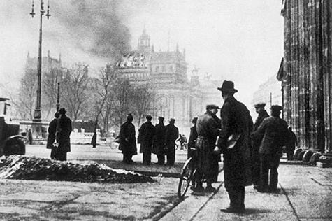 Blick vom Brandenburger Tor auf das brennende Reichstagsgebäude am Morgen des 28. Februar 1933, Foto