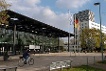 Das ehemalige Bundeshaus mit dem Plenarsaal des Bundestages (l) und das Abgeordneten Haus "Langer Eugen" (r, Hintergrund) in Bonn, in das Mitte 2005 zahlreiche UN-Organisationen einziehen sollen, aufgenommen am 05.11.2004.