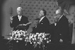Bundestagspräsident Eugen Gerstenmaier (Mitte) bei der Vereidigung Heinrich Lübkes zum Bundespräsidenten am 15. September 1959.