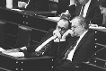 Bundeskanzler Helmut Kohl (r.) führt in der Regierungsbank ein Gespräch mit Hans-Dietrich Genscher, Bundesminister des Auswärtigen.