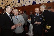 Hellmut Königshaus (links) im Gespräch mit dem Generalinspekteur der Bundeswehr Volker Wieker (2. v. l.), Generalleutnant Finster und Konteradmiral Nielson.
