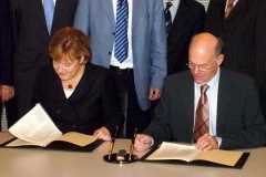 Federal Chancellor Angela Merkel and Norbert Lammert, President of the German Bundestag, sign the agreement between the Bundestag and the Federal Government concerning cooperation on EU affairs