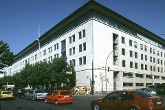Unter den Linden 50: Einst Sitz des Ministeriums für Außenhandel der DDR haben hier heute Bundestagsabgeordnete ihre Büros.