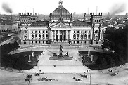 Alterspräsident Paul Löbe eröffnet die Konstituierende Sitzung des Ersten Deutschen Bundestages
