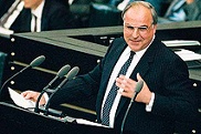 Helmut Kohl am Rednerpult des alten Plenarsaals in Bonn