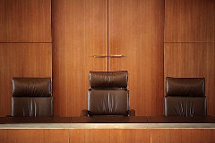 Leere Stühle im Gerichtssaal des Bundesverfassungsgerichts